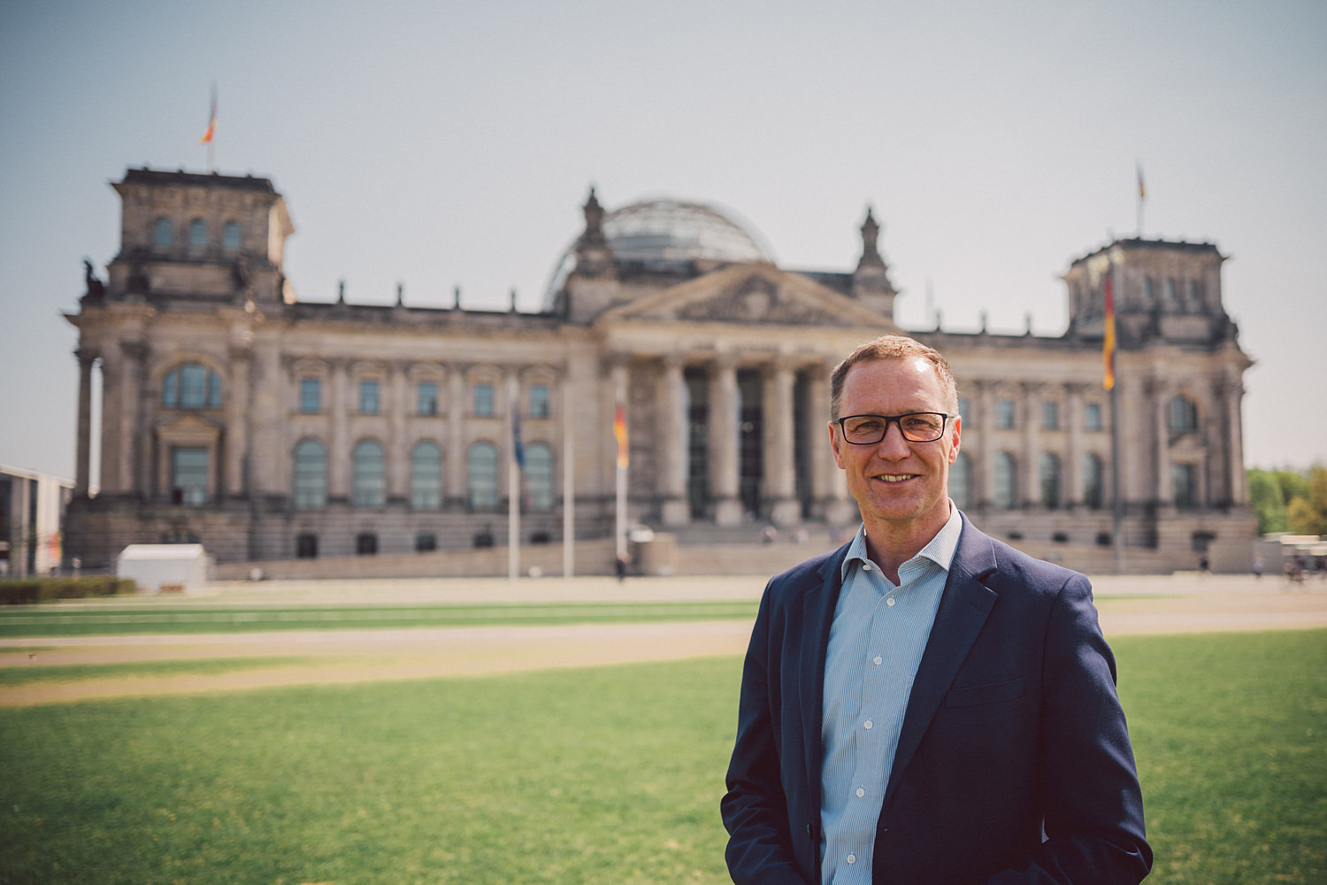 Dr. Roy Kühne MdB vor dem Reichstagsgebäude in Berlin (Foto: Spieker Fotografie)